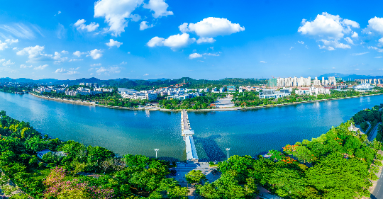 林城相融，图为梅州市梅江区归读公园浮桥处远眺图.jpg