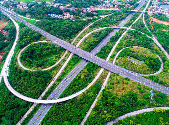 创森过程中梅州市重视大型交通枢纽的绿化工作，图为程江高速立交俯瞰图.jpg