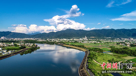 在蕉岭县石窟河两岸， 九岭村近几年的美丽乡村建设取得了明显成效。中新社记者 陈骥旻 摄