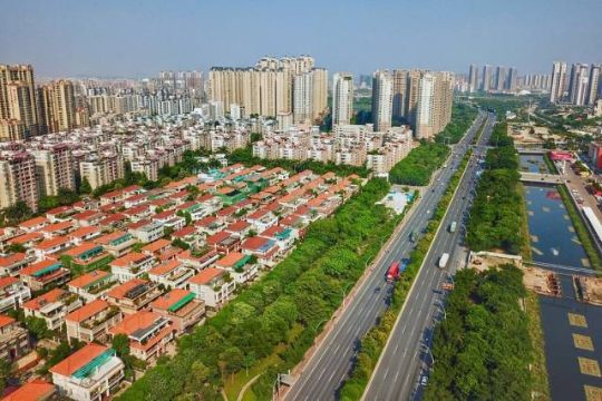 近年来，汕头将城区主干道中山路打造成为林荫景观道路。
