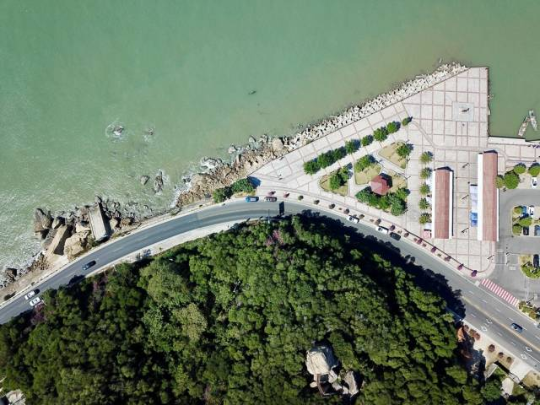 在南澳岛，大面积山体和新建的观景平台融为一体。