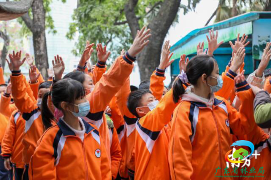 活动现场，学生们积极提问。