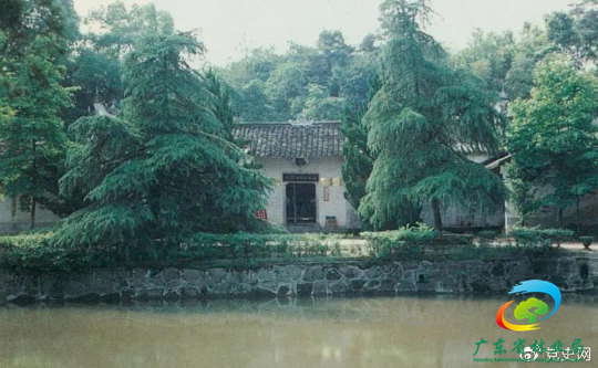 图为任弼时故居。1904年4月30日，任弼时出生在湖南省湘阴县熟塘乡唐家桥（今属汨罗市）。