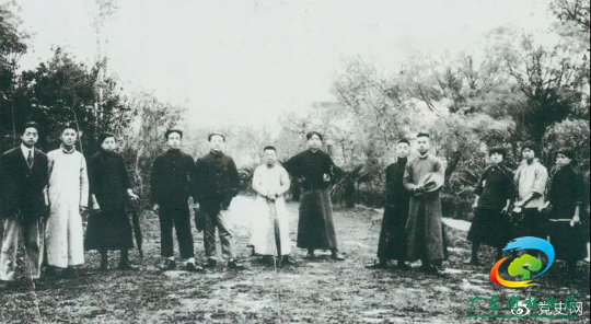 1920年5月8日，新民学会部分会员在上海半淞园合影。左七为毛泽东。