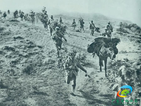 图为1947年5月在孟良崮战役中，华东野战军向孟良崮挺进。