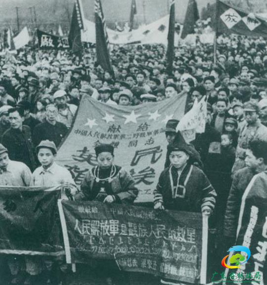 1949年11月15日，贵州解放。图为苗族同胞向人民解放军部队献旗。