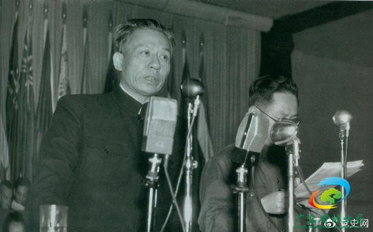 1949年11月16日，刘少奇在亚洲澳洲工会代表会议开幕式上讲话。