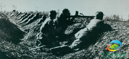 　1948年11月23日至12月15日，淮海战役第二阶段，中原野战军在华东野战军配合下，全歼国民党军第12兵团——黄维兵团。图为主攻部队一部在前沿阵地上。