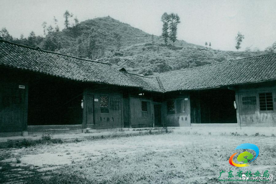 1934年11月26日，中1934年11月26日，中共湘鄂川黔边临时省委、省军区在大庸（今张家界）成立（后迁至湖南永顺塔卧丁家院），任弼时任省委书记兼省军区政治委员。图为湖南永顺塔卧丁家院中共湘鄂川黔边临时省委、省军区旧址。共湘鄂川黔边临时省委、省军区在大庸（今张家界）成立（后迁至湖南永顺塔卧丁家院），任弼时任省委书记兼省军区政治委员。图为湖南永顺塔卧丁家院中共湘鄂川黔边临时省委、省军区旧址。