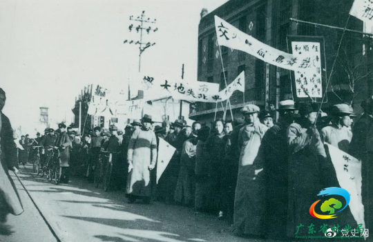 1935年12月9日，中国共产党领导北平学生掀起声势浩大的抗日救亡运动，并迅速波及全国，形成抗日救国的新高潮。图为游行队伍。