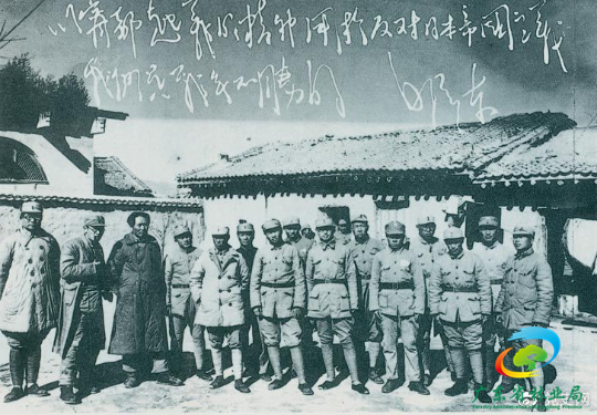 　　1931年12月14日，国民党第二十六路军在赵博生、董振堂、季振同、黄中岳率领下，于江西宁都起义，加入工农红军，编为红军第五军团。图为1937年毛泽东、王稼祥、萧劲光与宁都起义的参加者在延安合影。