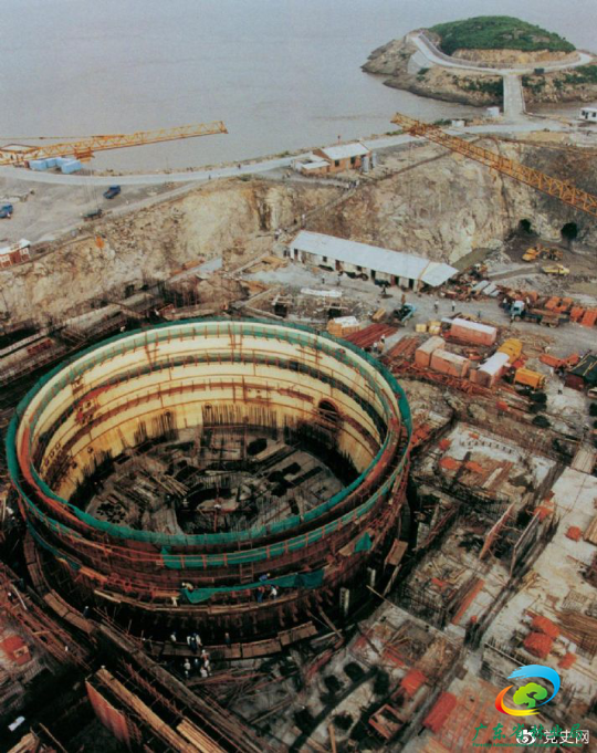 1991年12月15日，中国第一座自行设计、自行建造的核电站——秦山核电站并网发电。图为建设中的秦山核电站。