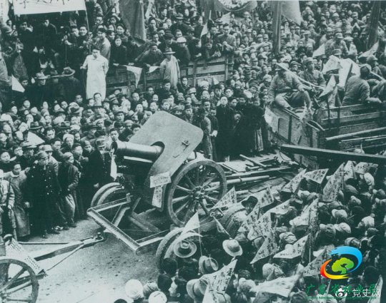 1949年12月，成都解放。图为人民群众夹道欢迎解放军。
