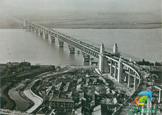1968年12月29日， 南京长江大桥全面建成通车。这是当时中国自行设计建造的最大的铁路、公路两用桥。