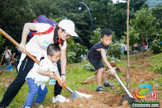 市民参与植树 广东省林业局 供图