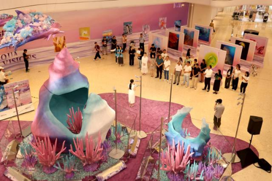 超现实海洋艺术展启幕，即日起至8月底，公众可前往沉浸式体验梦幻般的“海底世界”。