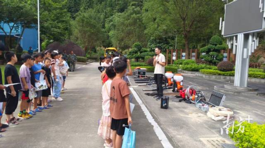 工作人员讲解森林防灭火设备。